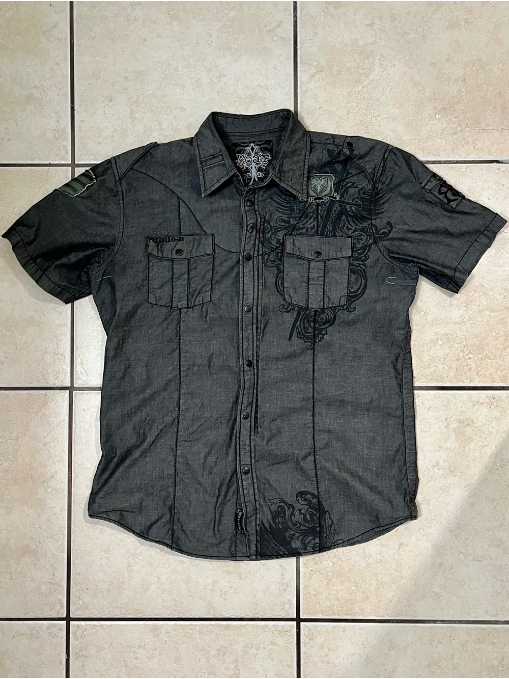 Roar Men's Button-Down Short Sleeve Shirt in Charcoal